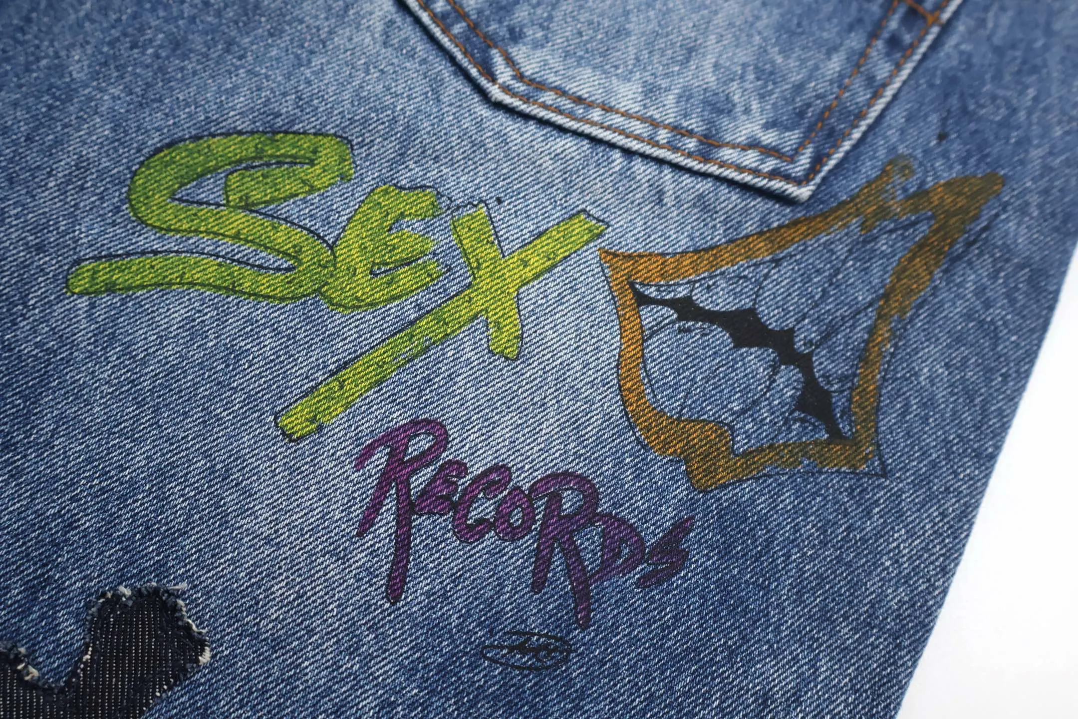 🅿️800 [Exclusive supply] CH Croix Heart Cow King jeans (blue) using genuine levis502 as the base plate, purchased the original version at 5W, heavily washed, frayed and distressed, customized cowhide cross, dyed and fixed to prevent color fading. Fully right-angle fit hand embroidery thread, a total of 5 small silver nails on the whole body, 1 silver medal, 5 Cross Scout flower buttons. The silver content is 85%. It is not made of 925 silver because the silver content is too high and it will easily turn black and oxidize, which affects the appearance. The printing adopts the garment screen water slurry printing process. Size:32/34/36/38